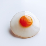 つやつや目玉焼きのブローチ    フェイクフード 