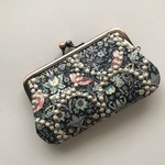 仕切りがま口♩strawberry thiefにタンバリンの刺繍、グリーン✨ミナペルホネンの生地を使用して