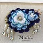 華やか グラディエントつまみ細工🌺揺れる髪飾り　ブルー