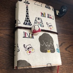 動物たちと読書する文庫本カバー