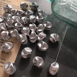 〔20個〕スプレー　アクリルビーズ　ねじり　シルバー