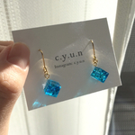 再販┊ゆれる海の欠片ピアス/イヤリング 〈アレルギー金具選択可〉〈青 ブルー キューブ レジン〉
