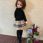 黒　リブタートルニットとベージュチェックプリーツミニ