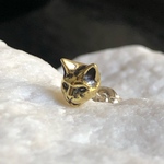 小さな金色猫ピアス