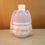 レース編みフラワーモチーフ付きペットボトルカバー