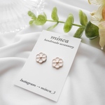 𓐍小ぶり ホワイト　フラワー 𓐍 ピアス/イヤリング  カボション  オフィス　インポート　大人カジュアル　清楚　上品　華奢