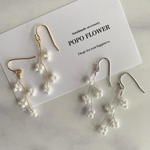 白い小花の揺れるピアス（ショート）