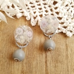 かすみ草とグレーのウッドビーズアクセサリー