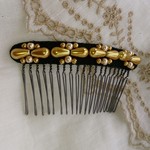 ゴールドのパール ビーズ刺繍のヘアコーム