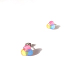 シンプルな色の三原色ピアス