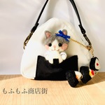 おにぎりポーチとおにぎり大好きな猫ちゃん（女の子）