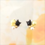 パールを散りばめた黒猫ピアス（イエロー）