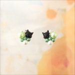 パールを散りばめた黒猫ピアス（グリーン）