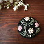 【ブローチorヘアゴムorパッチンピン】春色刺繍　黒