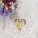 【sale】ぎゅぎゅっとハートのハリネズミさんブローチ 黄色のデイジー