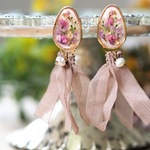 ラテカラーのシフォンタッセル　ゴールドフレームカボション　ピアス/イヤリング