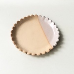 ケーキ皿　(ホワイトチョコカラーのビスケット)