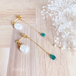 グランディディエライトが後ろで揺れるケシパールのピアス/イヤリング