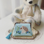 ＊手刺繍がま口コインケース＊ハリネズミ  水色