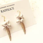 フェザーとコットンパールピアス