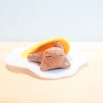 目玉焼き寝袋の土にゃんこ