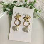 コットンパールが揺れるお花ピアス