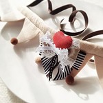 【フラワータイ】Mサイズ　フラワーチョーカー・ピエロカラー『　チョコレートカラー　Red Heartレースリボン』犬　猫　バレンタイン　お誕生日　インスタ　撮影用　ギフトにもどうぞ！　首輪　コリエ