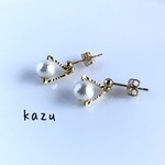小さい三角とコットンパールのピアス