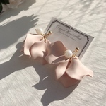イヤリング可☺︎花びらとコットンパールピアス
