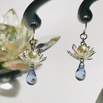 雫と真珠の銀の蓮ピアス（アクアマリン）