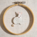 うさぎの手刺繍ブローチ