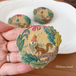 森から見える世界  オレンジの屋根　３way手刺繍ブローチ