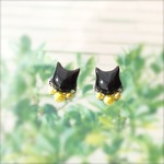 黒猫とパールの小ぶりなピアス・イヤリング（イエロー）