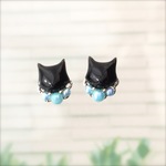 黒猫とパールの小ぶりなピアス・イヤリング（ブルー）