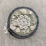 hroo様専用です　お花の刺繍ブローチ　ライトウォームグレー