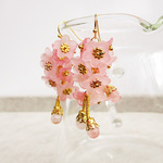桜ひと房（天然石の蕾）揺れるピアス/イヤリング