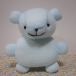 手のひらサイズの水色くまのぬいぐるみ