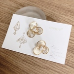 ゴールドのお花ピアス