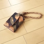 手縫いの革財布［イタリアンレザー エルヴァケーロ］迷彩柄 キャッシュレス ストラップ付き