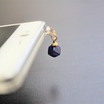 【New】スマホピアス　キューブチャーム　ネイビー