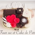 ビビッドピンクハートとビターチョコのピルケース