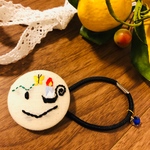 キャンドルと蝶のニコちゃん　【刺繍　ヘアゴム】