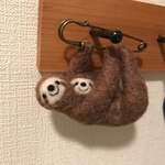 ナマケモノ親子のほほんブローチ