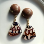 ウッドカボションとデザインハートのピアス/イヤリング