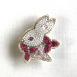 ビーズ刺繍ブローチ うさぎ 花