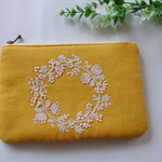 ミモザ色のリネン　花リース手刺繍のポーチ