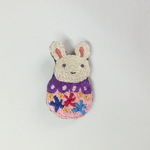 刺繍ブローチ　うさぎダルマちゃん