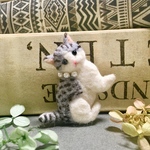 パールの首輪の羊毛こねこブローチ