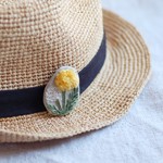 春を待つたんぽぽ　(手刺繍ブローチ)　