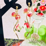 【ホワイトパール 椿柄】ミニ折り鶴&唐草玉・赤緑翡翠の和ピアス イヤリング 和服にも❁